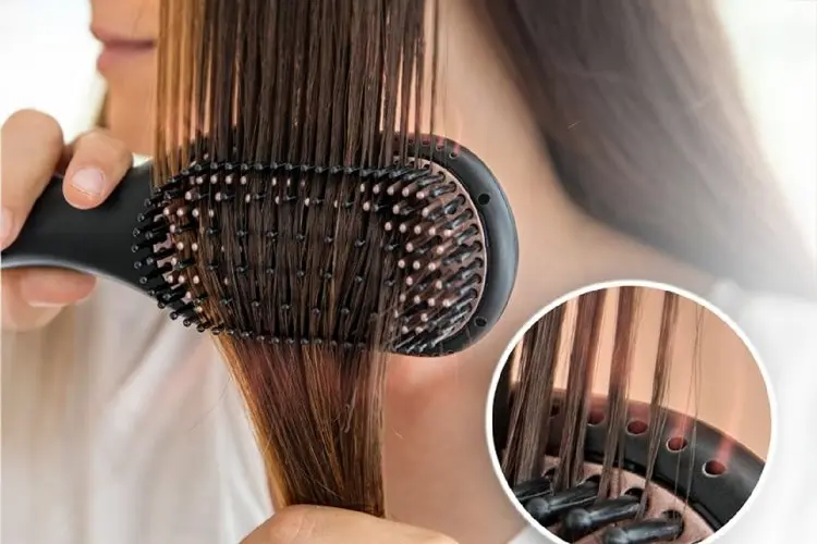 Soins capillaires : conseils d’un médecin pour des cheveux brillants - gros plan d’une brosse chauffante en usage