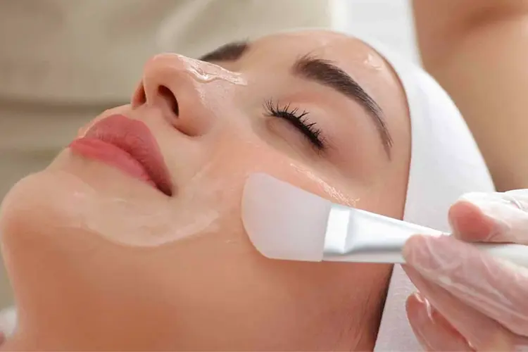 Traitement acné : conseils d’un médecin esthétique - séance de peeling médical – ambiance douce et rassurante