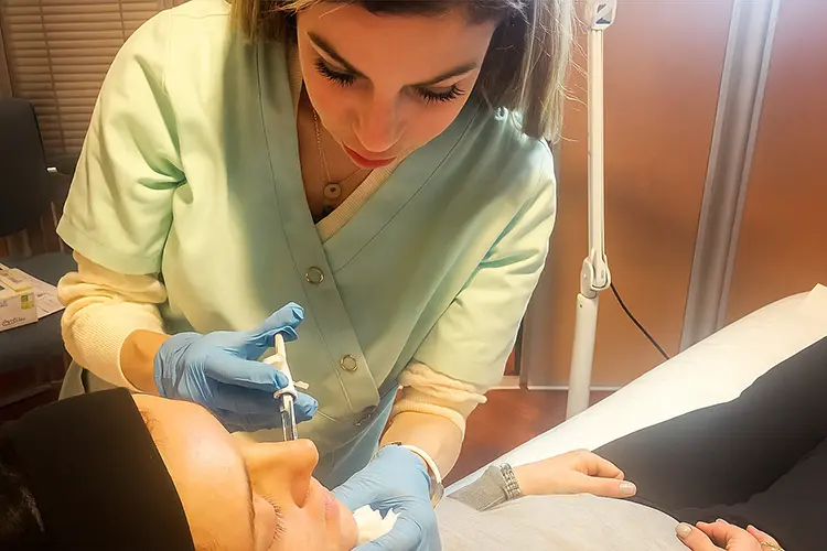 Acide hyaluronique oral : efficace ou non ? - une séance d’injection d’acide hyaluronique en cabinet médical